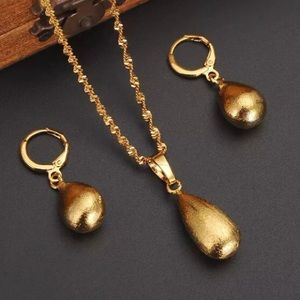 Stunning Teardrop Necklace & Earrings Set